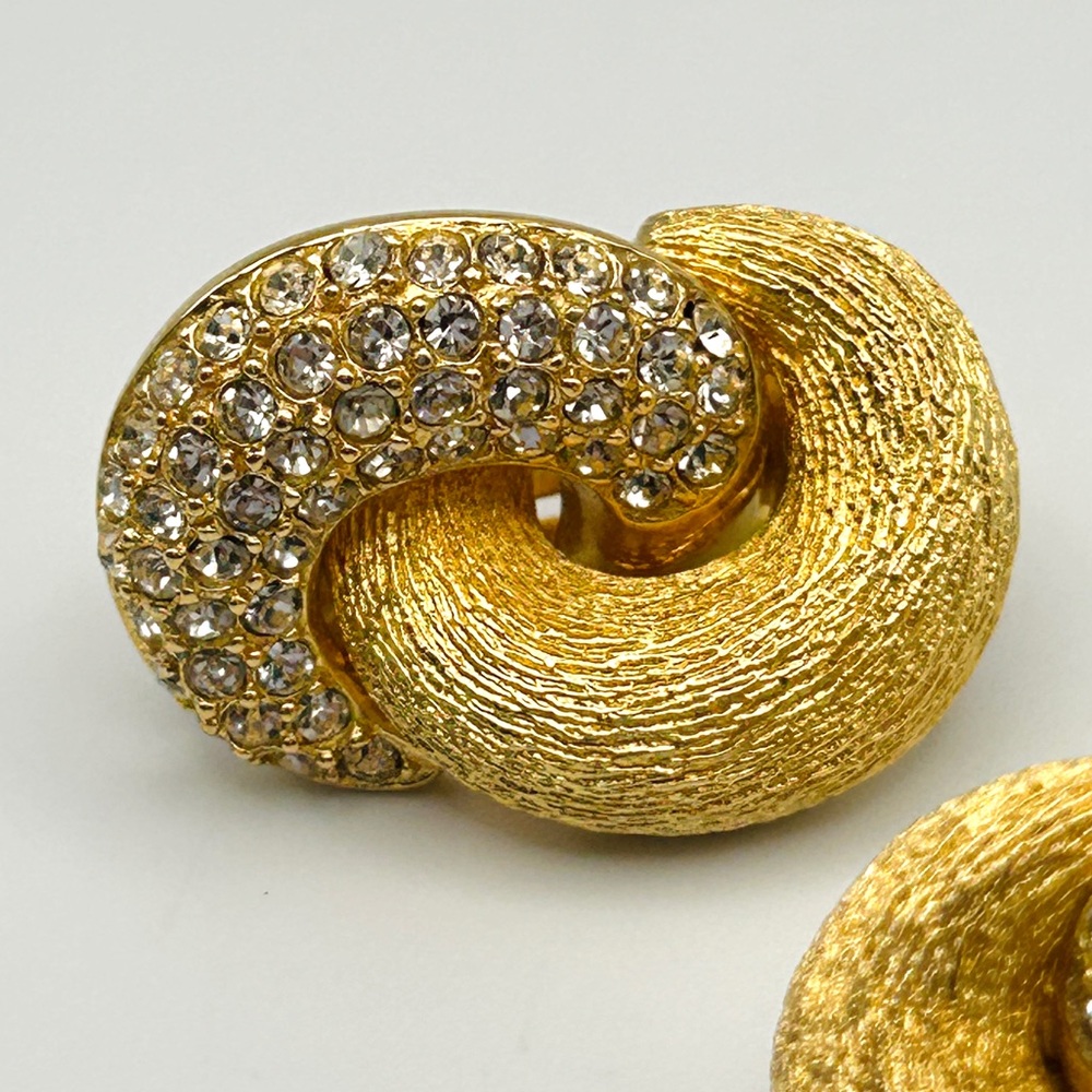 ⚜️Vintage CHRISTIAN DIOR Gold Tone Crystal Love Knot Clip-On Earrings 1980s - Picture 6 of 16